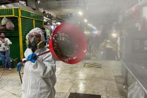 Labores de desinfección de la Plaza Minorista de Medellín.