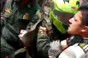 En medio de una persecución, la policía detiene a taxista que arrolló a guarda de tránsito en Medellín