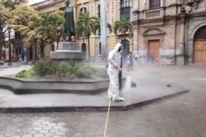 Con fórmula utilizada en China, la policía desinfecta todo el Valle de Aburrá