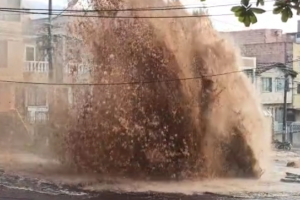 Rotura de tubo dejó tremendo boquete e inundación en plena vía publica en el municipio de Bello