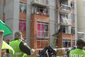 Durante la cuarentena, la policía distrae con show de títeres a niños de Medellín