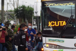Bajo estrictos controles para evitar el coronavirus, la Alcaldía de Itagüí facilitó el retorno a su país de 50 venezolanos