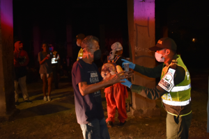 200 habitantes de calle compartieron con la policía una chocolatada en el centro de Medellín