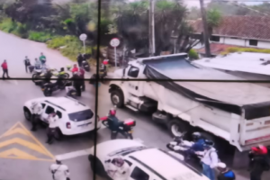 Con bloqueos en las vías, habitantes del corregimiento de San Cristóbal de Medellín protestan por falta de recursos