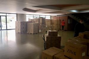 En estas cajas está la donación de Emiratos Árabes a la Universidad de Antioquia.