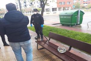Lo multaron por salir a pasear con sus peces