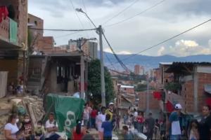 Con trapos rojos, habitantes en Medellín claman por alimentación