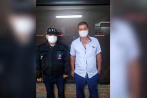 El detenido, al parecer, le regalaba dulces y monedas a la víctima para hacerle tocamientos indebidos.