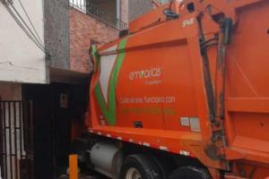 Carro recolector de basuras chocó con una casa en Medellín