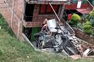 Vehículo particular chocó contra una casa en el barrio Manrique de Medellín