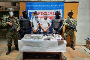 Con pistolas en mano, sorprenden a dos presuntos delincuentes en el barrio Guayabal de Medellín