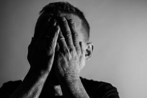El drama de un hombre que fue violado por su esposa durante 10 años 