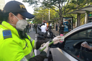 A través de un aparato, la policía Medellín verificará si una persona es exenta de la medida de cuarentena