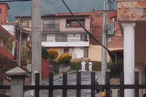 Arrojan desde un carro el cuerpo de un hombre en Bello