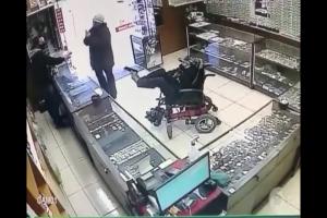 [Video] Ladrón sin brazos y en silla de ruedas asaltó una joyería