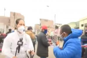 Inadaptado le tosió a una reportera en vivo 