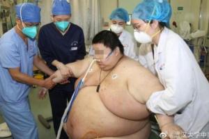 Zhou siendo atendido por el personal médico