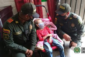 Policía de Medellín entregó ayudas a familia de niña con parálisis cerebral