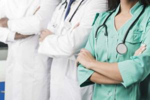 Quedó libre pareja que agredió a dos médicos en Medellín