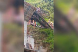 El siniestro ocurrió por el desplome de una columna de un puente en Santo Domingo.