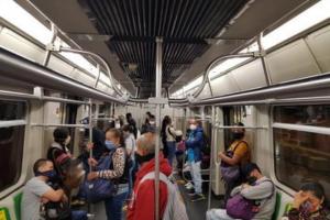 Pasajeros en el Metro de Medellín