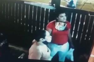Mujer escupe a guardia de seguridad que le pidió usar tapabocas
