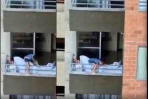 Niña peligrando al jugar en el balcón 