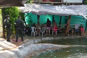 No les importó el toque de queda y 80 habitantes de Segovia, Antioquia estaban de fiesta en un balneario