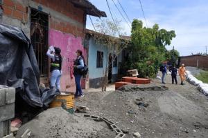 Funcionarios adelantan el censo de afectados por las lluvias. 