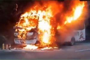[video] Un bus se quemó en la vía Medellín – Bogotá, una falla mecánica fue el origen