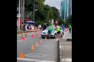 Carro en ciclovía de Medellín