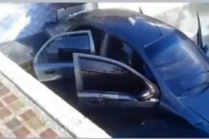 Así quedó el carro en la piscina en Guatapé, Antioquia.