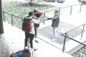 [Video] Con pistola en mano, un ladrón robo $10 millones a dos extranjeros en Medellín