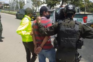 Judicializan al hombre que intento pegarle a su esposa, la víctima se lanzó del segundo piso