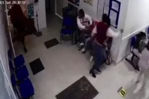 [Video] ¡Insólito! Una vaca se metió a un hospital y embistió a personas en San Luis, Antioquia