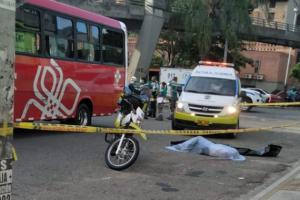 Un hombre murió al ser embestido por un bus en el centro de Medellín