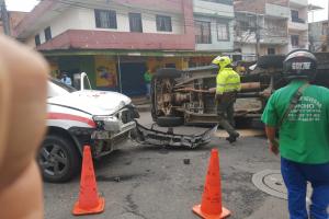 Choque entre una ambulancia y camión no dejó lesionados en el barrio Castilla