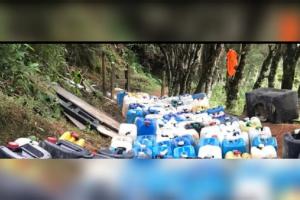 Varios delincuentes se enfrentaron a bala con la policía y dejaron abandonado el hidrocarburo