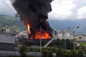 Bomberos controlan voraz incendio en una empresa de pinturas en Girardota, Antioquia