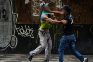 Riñas en las calles, otra preocupación de la policía en la reapertura del comercio en Medellín