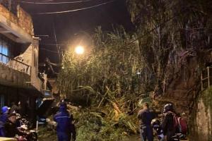 Deslizamiento de tierra por poco genera una tragedia en el barrio Villatina de Medellín