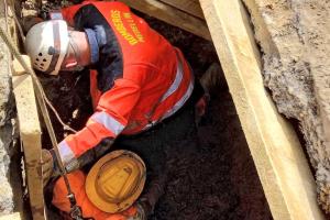 Obrero atrapado en una alcantarilla en Medellín fue rescatado por los bomberos