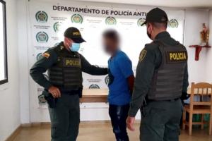 El capturado habría hecho tocamientos a una adolescente, indicaron las autoridades.