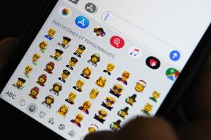 Emojis en apps de mensajería instantánea.