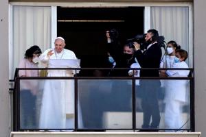 El Papa reaparece desde el hospital para pedir acceso a la sanidad para todos