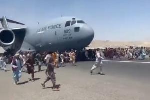 Miles de personas desatan el caos en el aeropuerto de Kabul al intentar huir 