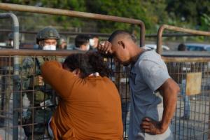 Familiares de presos luego del motín en cárcel de Ecuador
