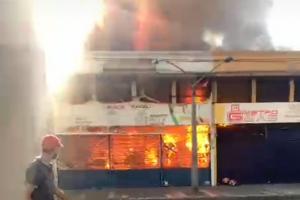 Incendio en un local comercial obliga al cierre de varias vías del Centro de Medellín