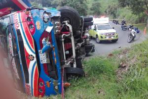 Un bus de servicio público se volcó en el barrio Robledo de Medellín