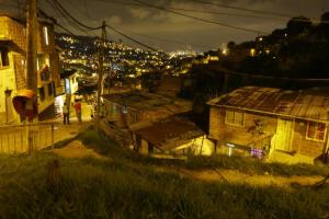 Un policía herido dejó balacera en fiesta en la comuna 13 de Medellín